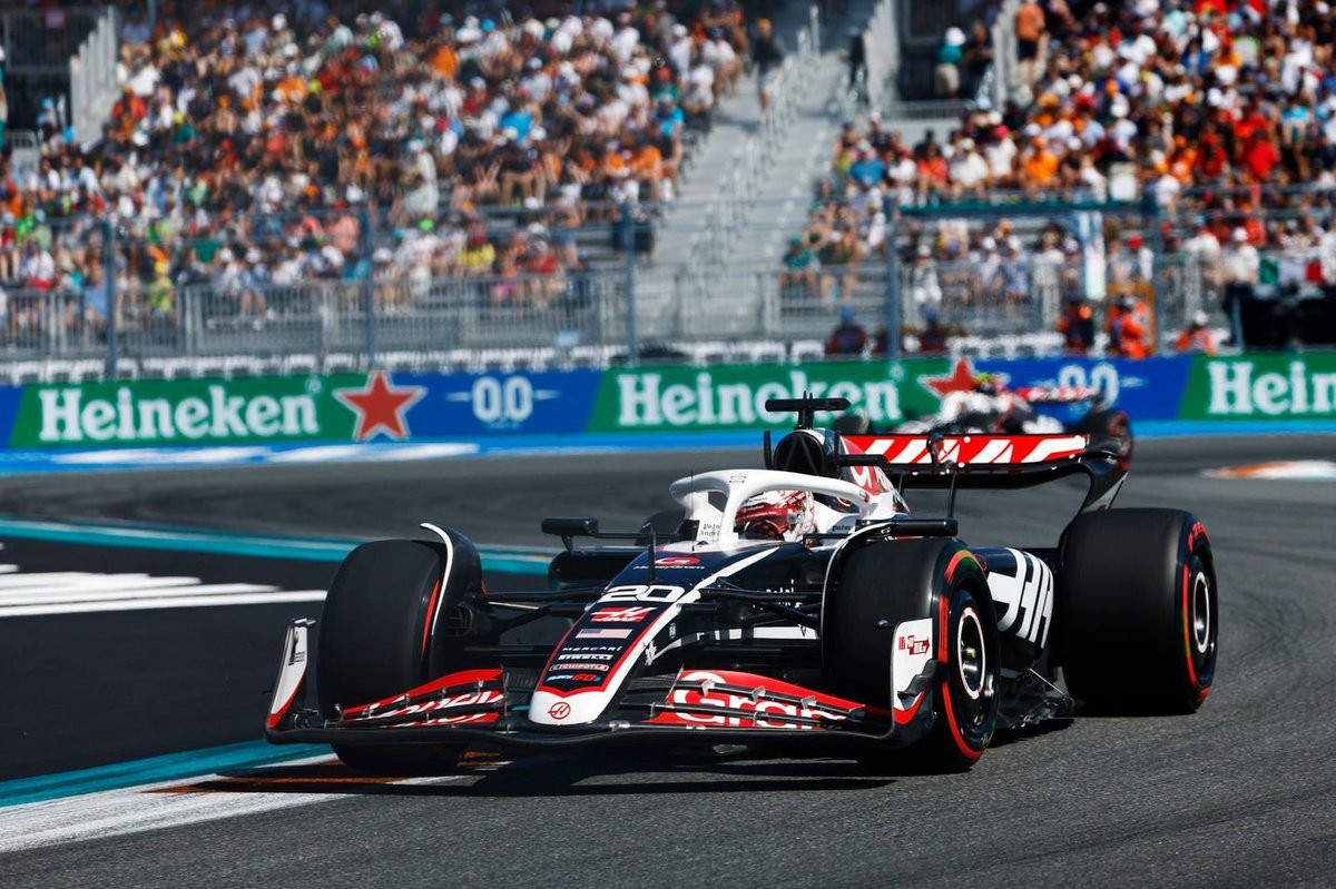 A veterán F1-es elismerte, veszélyben forog az ülése